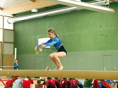 Katharina Schuld am Schwebebalken